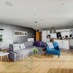 Deluxe Three Bedroom By Excel Apartment